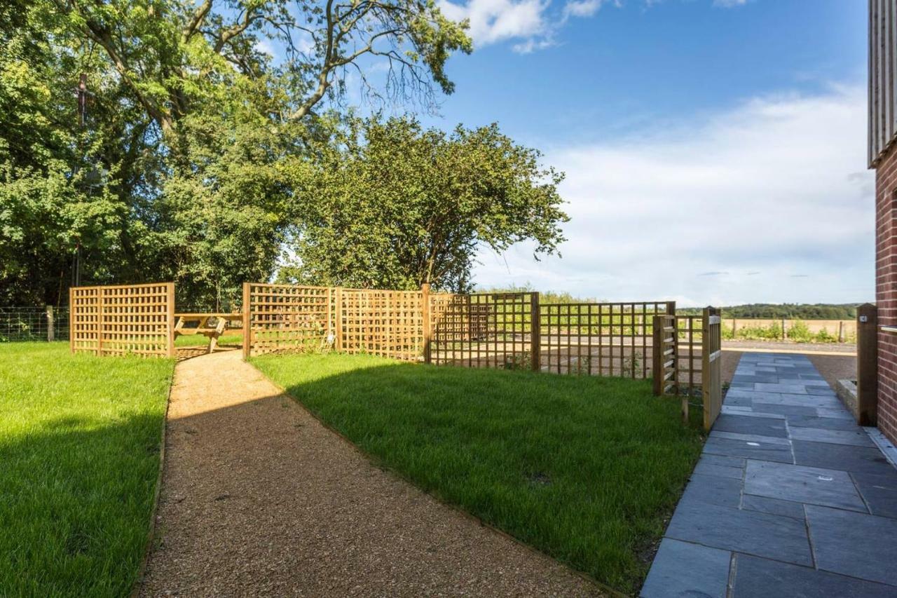 Oak & Hazel, Heath Row Barn Apartment Overton  Exterior photo